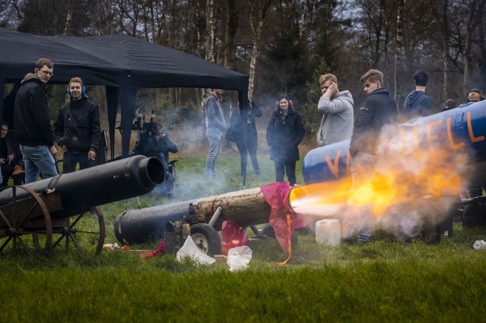 La gente en Países Bajos celebra el Año Nuevo con disparos de cañón en Wierden, que no se incluyen en la prohibición nacional de fuegos artificiales anunciada por las autoridades holandesas.