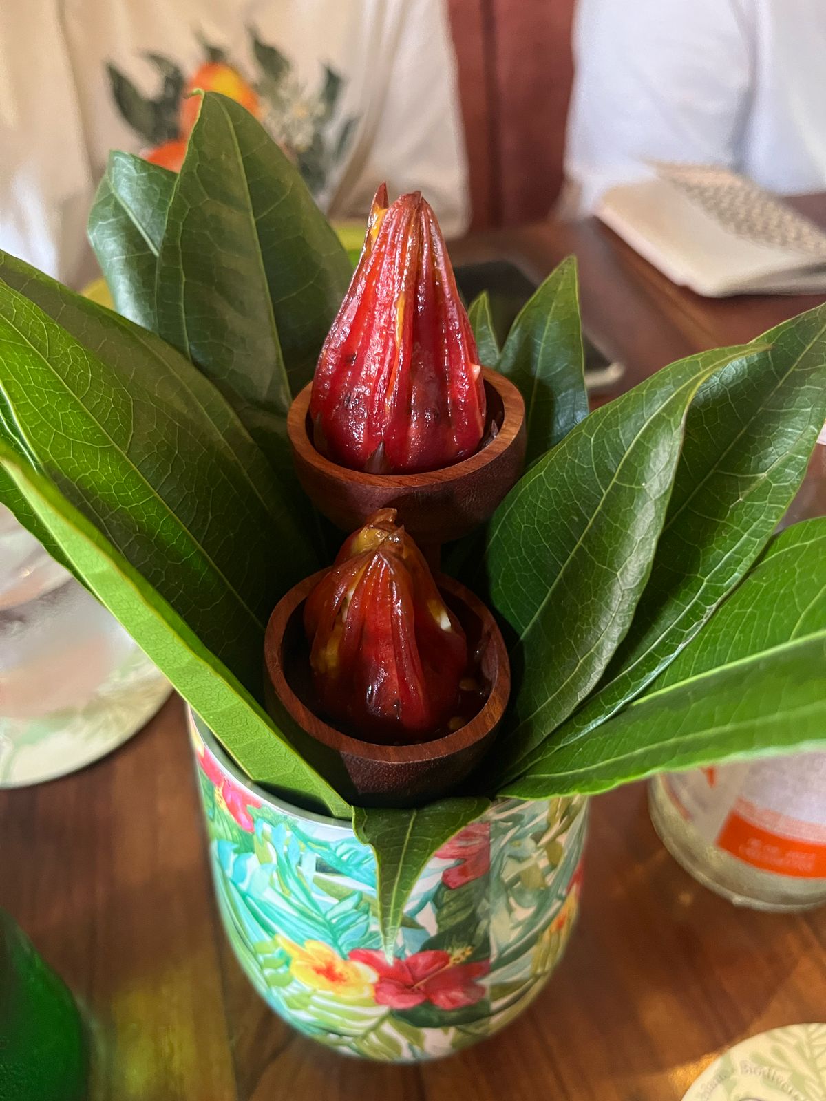 Flores de jamaica frescas, encurtidas, rellenas con copo biche con chutney de mamey.
