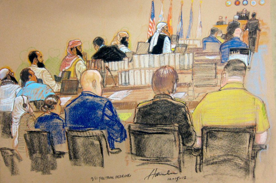 Detalle de un dibujo del artista Janet Hamlin aprobado por un oficial de seguridad de la corte que muestra a los cinco acusados por los ataques terroristas del 11 de septiembre de 2001.