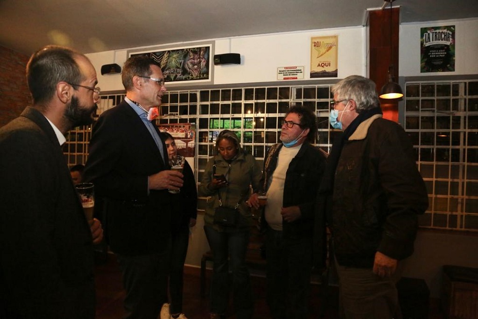 Pastor Alape junto a Peter Ptassek, embajador de Alemania en Colombia; y Eduardo Díaz, exfuncionario del Gobierno Santos.