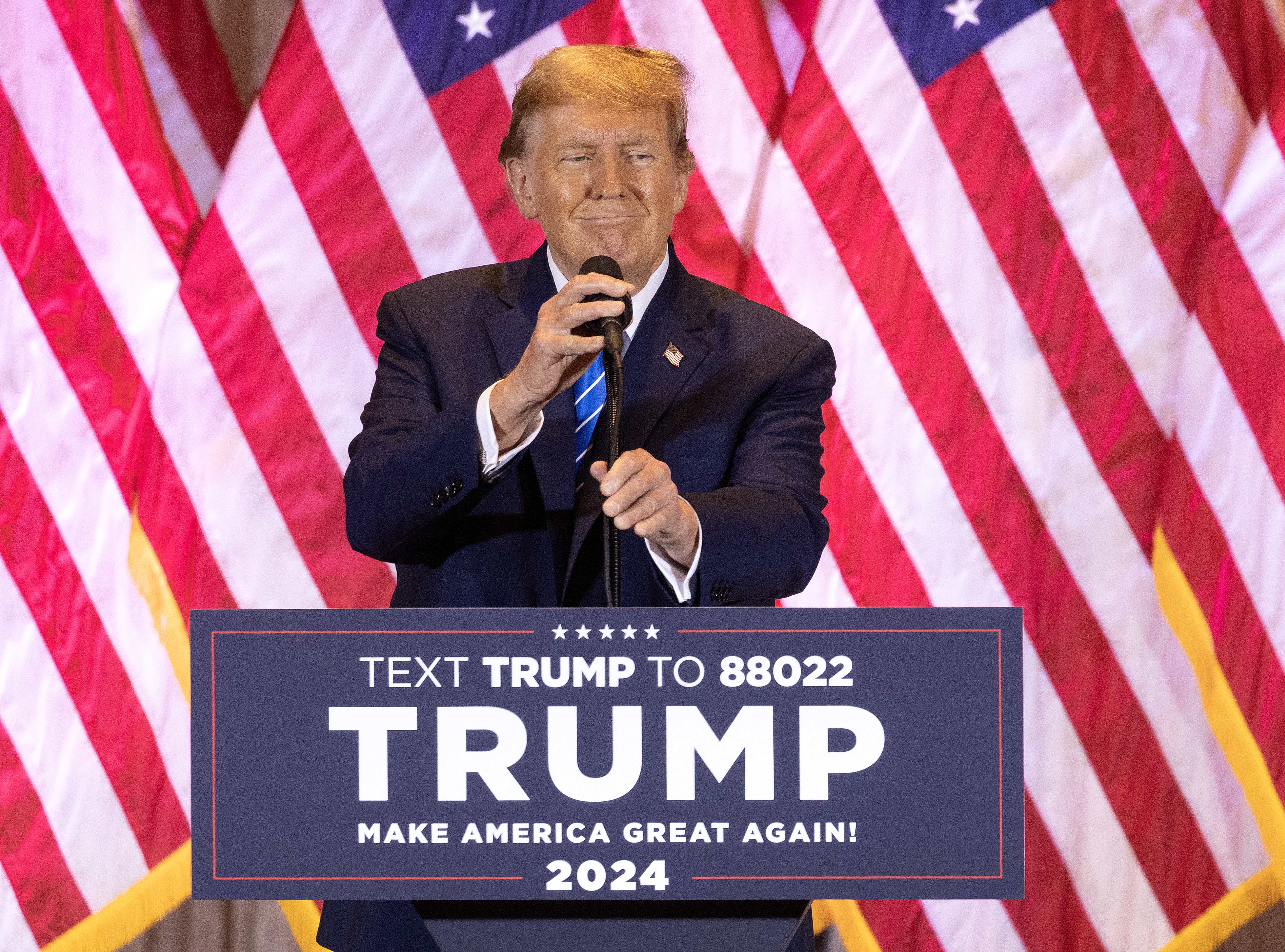 Palm Beach (United States), 06/03/2024.- Former US President Donald Trump speaks to supporters during the Super Tuesday Election Night Watch Party in Mar-a-Lago, Palm Beach, Florida, USA, 05 March 2024. On 'Super Tuesday,' voters in 16 states and one US territory cast their ballots for presidential candidates in the 2024 United States primary elections. Trump is running against Former South Carolina Governor Nikki Haley for the Republican presidential primary. (Elecciones, Estados Unidos) EFE/EPA/CRISTOBAL HERRERA-ULASHKEVICH