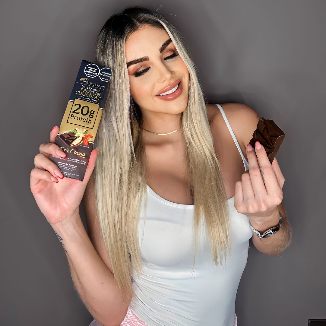 Protein Chocolate es la primera chocolatina premium del mundo con la increíble cantidad de 20 gramos de proteína, sin fructosa y sin azúcares añadidos.