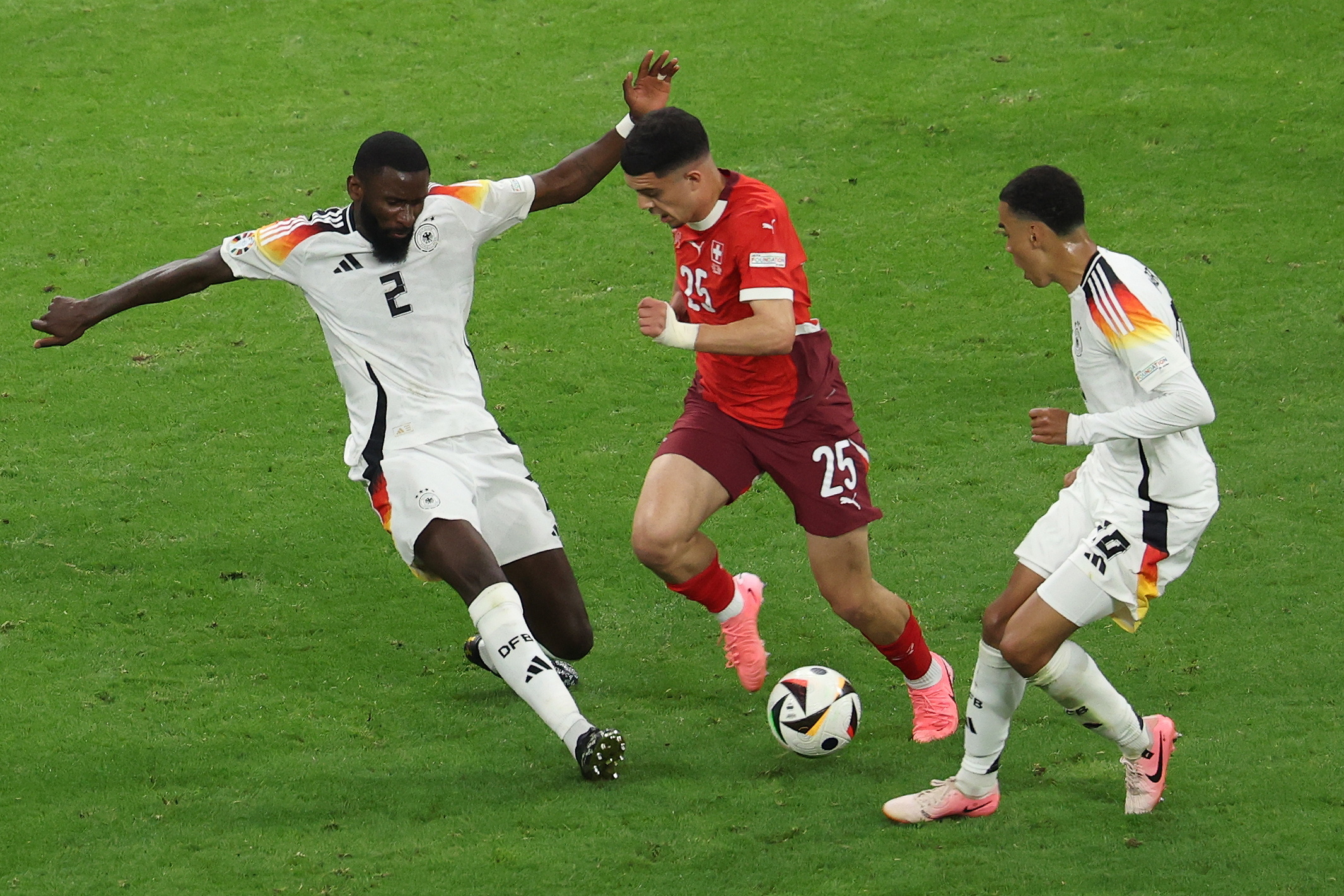 Frankfurt Am Main (Germany), 23/06/2024.- Antonio Ruediger (L) of Germany and Zeki Amdouni of Switzerland in action during the UEFA EURO 2024 group A soccer match between Switzerland and Germany, in Frankfurt am Main, Germany, 23 June 2024. (Alemania, Suiza) EFE/EPA/GEORGI LICOVSKI