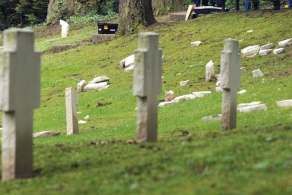 Buscan a responsables de profanar 40 tumbas en cementerio de Francia