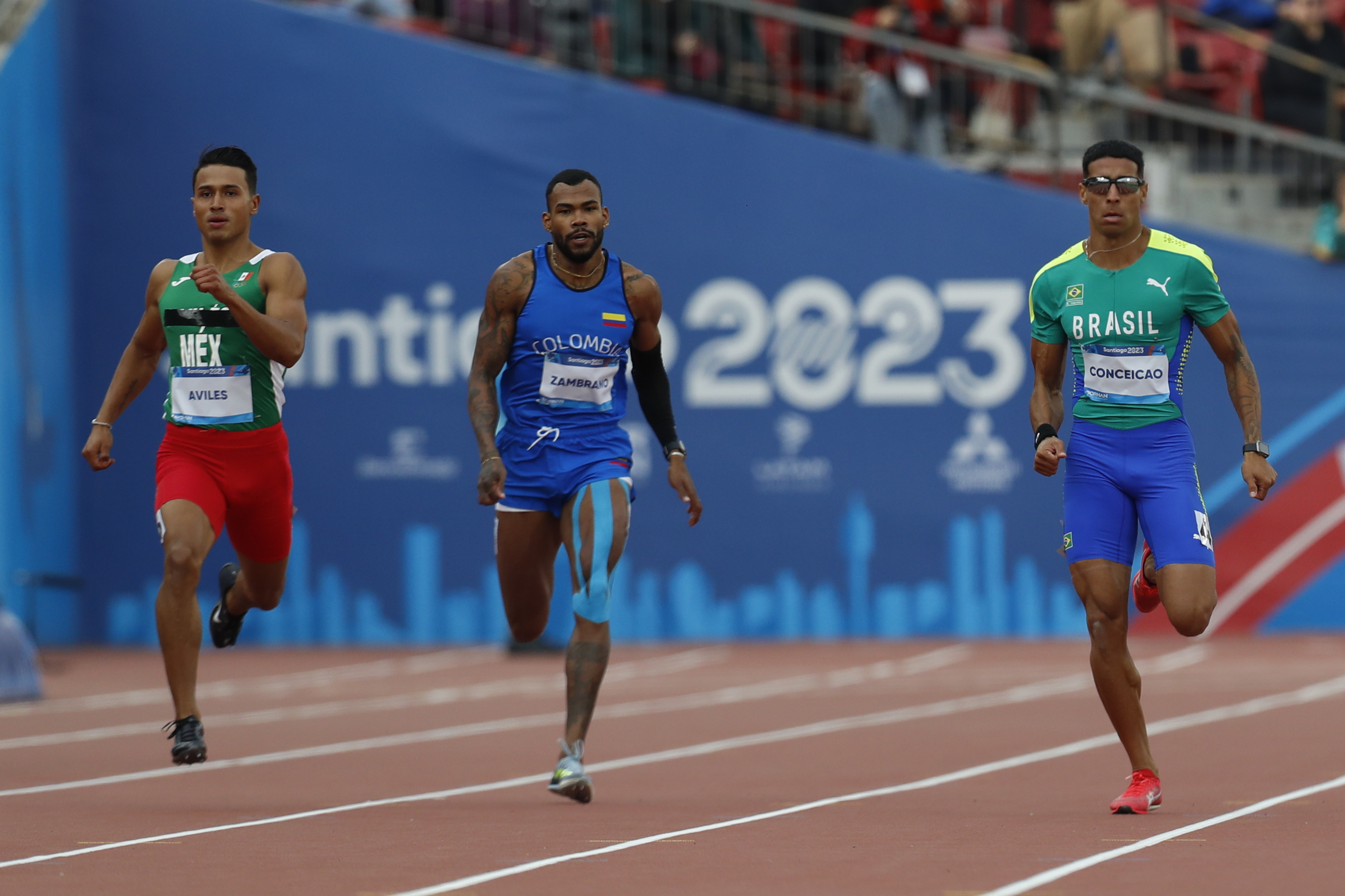 AMDEP2163. SANTIAGO (CHILE), 30/10/2023.- Luis Aviles (i) de México, Anthony Zambrano (c) de Colombia y Lucas Conceicao compiten en la segunda serie de 400m masculino hoy, durante los Juegos Panamericanos 2023 en Santiago (Chile). EFE/ Osvaldo Villarroel