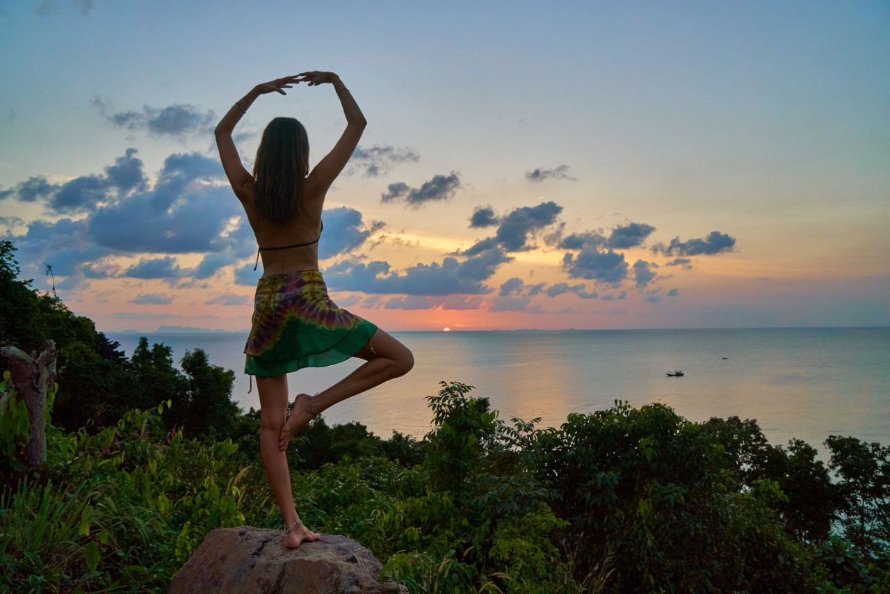 Koh Samui y Koh Phangan, yoga en las islas más paradisíacas de Tailandia

La isla de Koh Samui está considerada uno de los mejores destinos del mundo para hacer yoga. Entre sus innumerables encantos, alberga muchos espacios de retiro que ofrecen programas de yoga y detox frente al mar. En todos ellos se pueden aprender diferentes tipos de esta práctica, meditación, técnicas de respiración, e incluso se puede disfrutar de centros de hidroterapia y saunas.

Para quien busque algo todavía más remoto, otra isla que no puede faltar en este listado es Koh Phangan, conocida por su Full Moon Party. La mediana de las islas del Golfo de Tailandia es un lugar ideal para combinar unas vacaciones de playa con clases de yoga, y cuenta además con numerosos sitios de retiro espiritual a los que solo se puede acceder en barco.