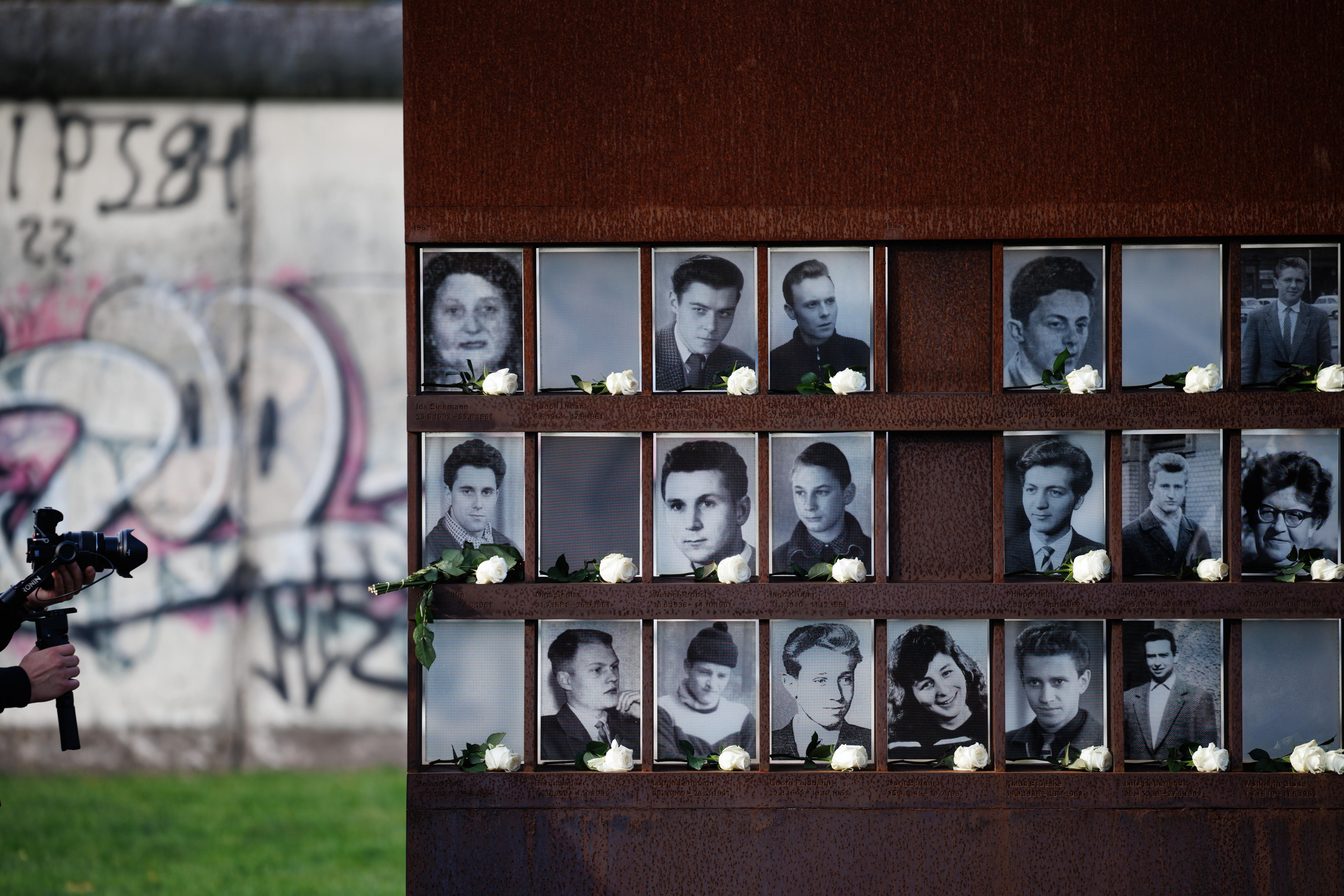 Una Alemania sumida en crisis celebra los 35 años de la caída del Muro de Berlín