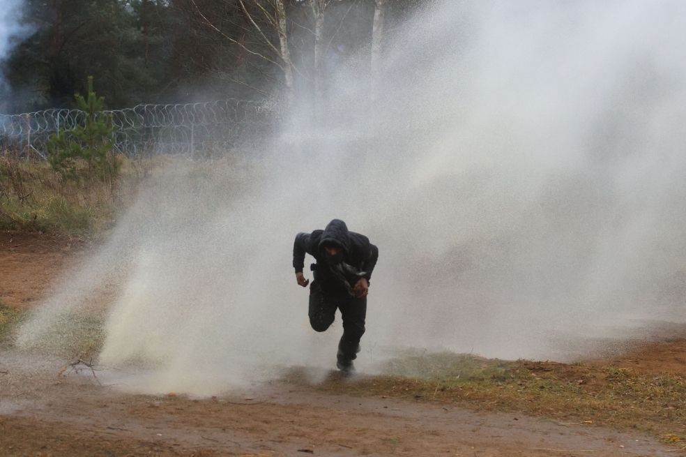 Fuerzas polacas disparan gases lacrimógenos contra los migrantes en la frontera