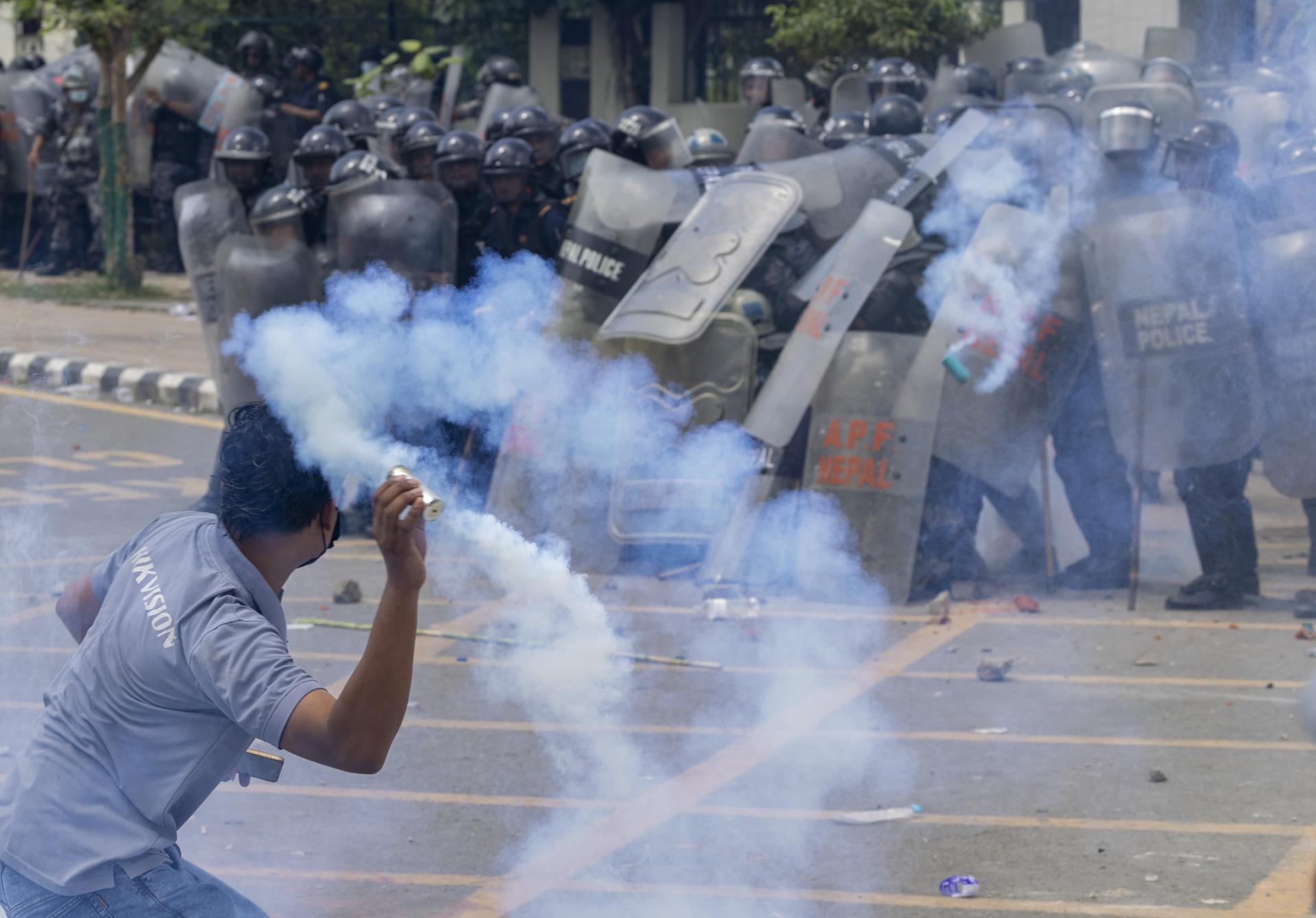 Al menos 17 muertos en Nepal en protesta contra bloqueo de las redes sociales