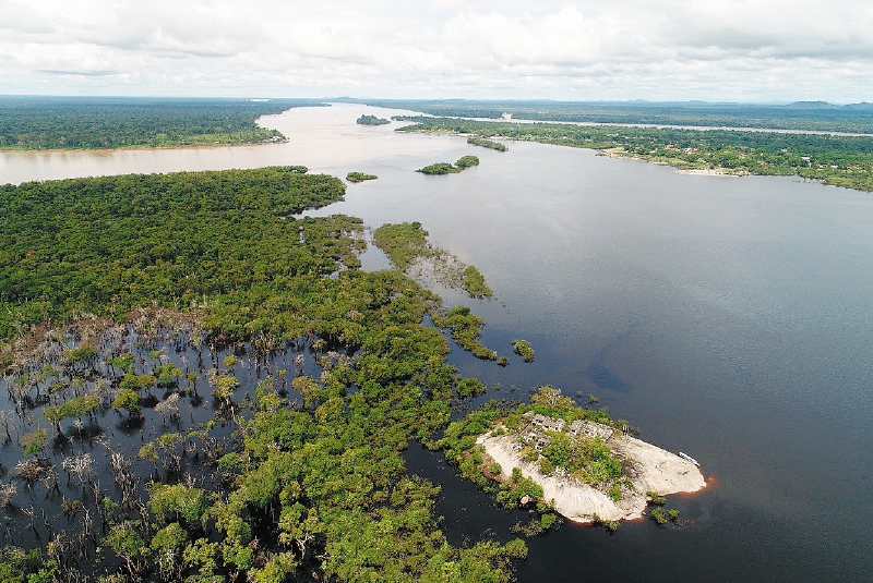 Al fondo a la derecha, río Orinoco. A la mitad a la izquierda, río Guaviare. Abajo, río Atabapo. / Servicio Geológico Colombiano.