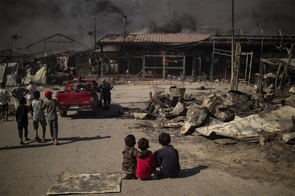 Incendio en campamento de refugiados en Grecia deja 13.000 migrantes sin techo