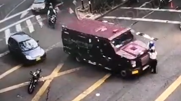 Carro de valores arrolló a dos agentes de tránsito en vía de Medellín (video)