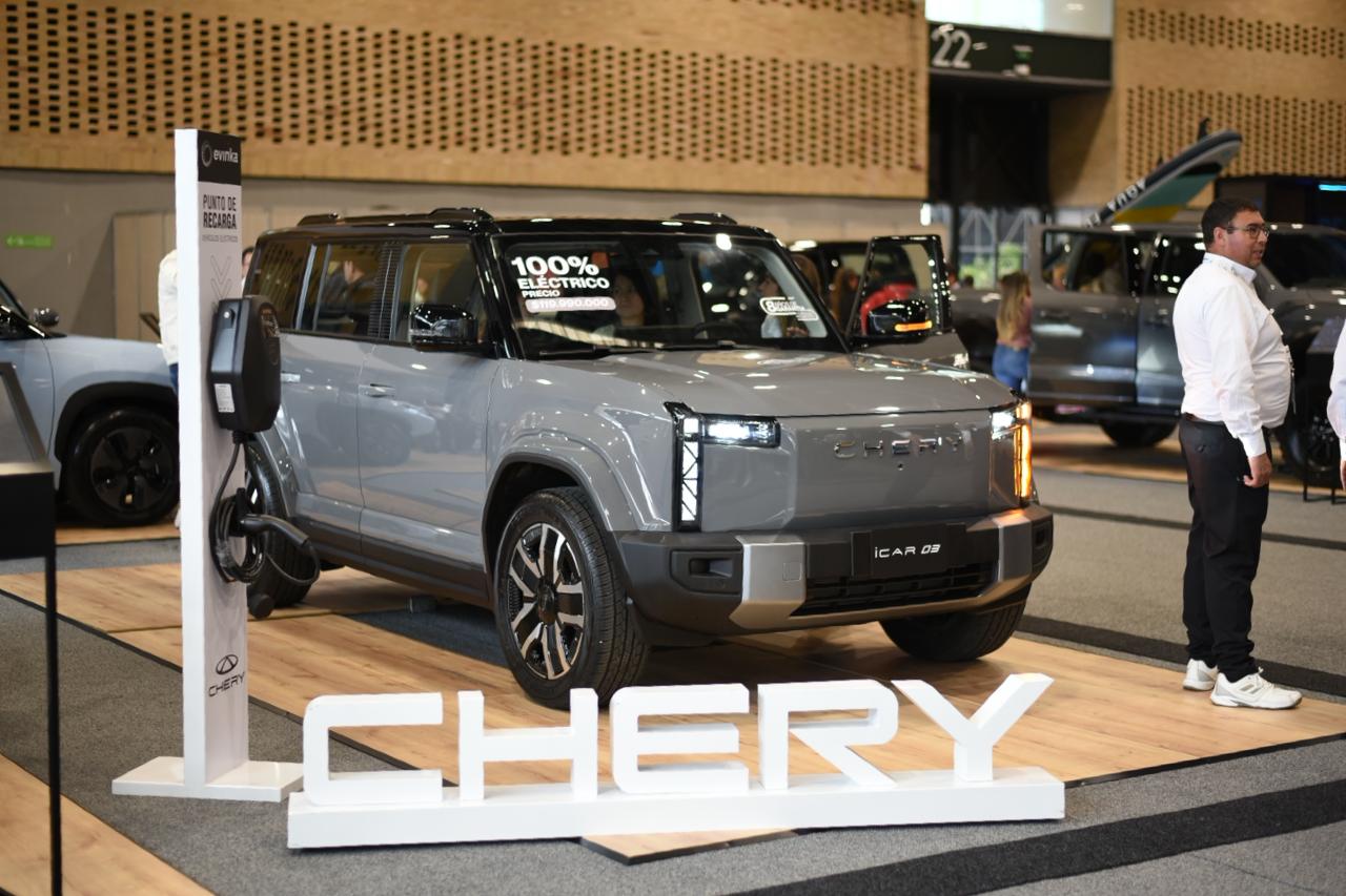 Chery iCAR 03 durante el Salón del Automóvil de Bogotá 2025.