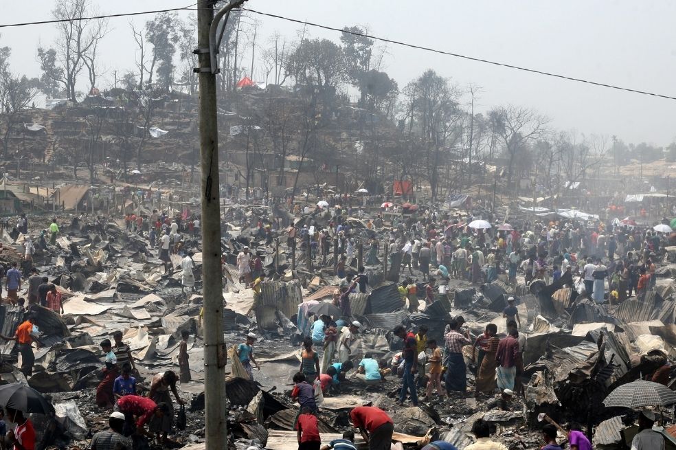 Al menos 15 muertos y 400 desaparecidos tras incendio en un campo de refugiados rohingya