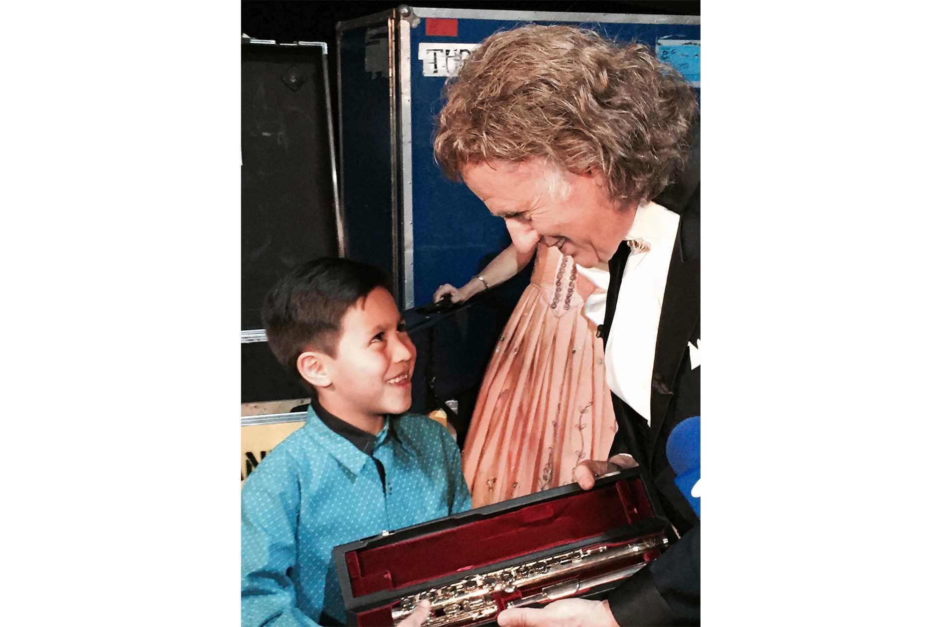 André Rieu obsequió a Daniel una flauta de la Johan Strauss Orquesta