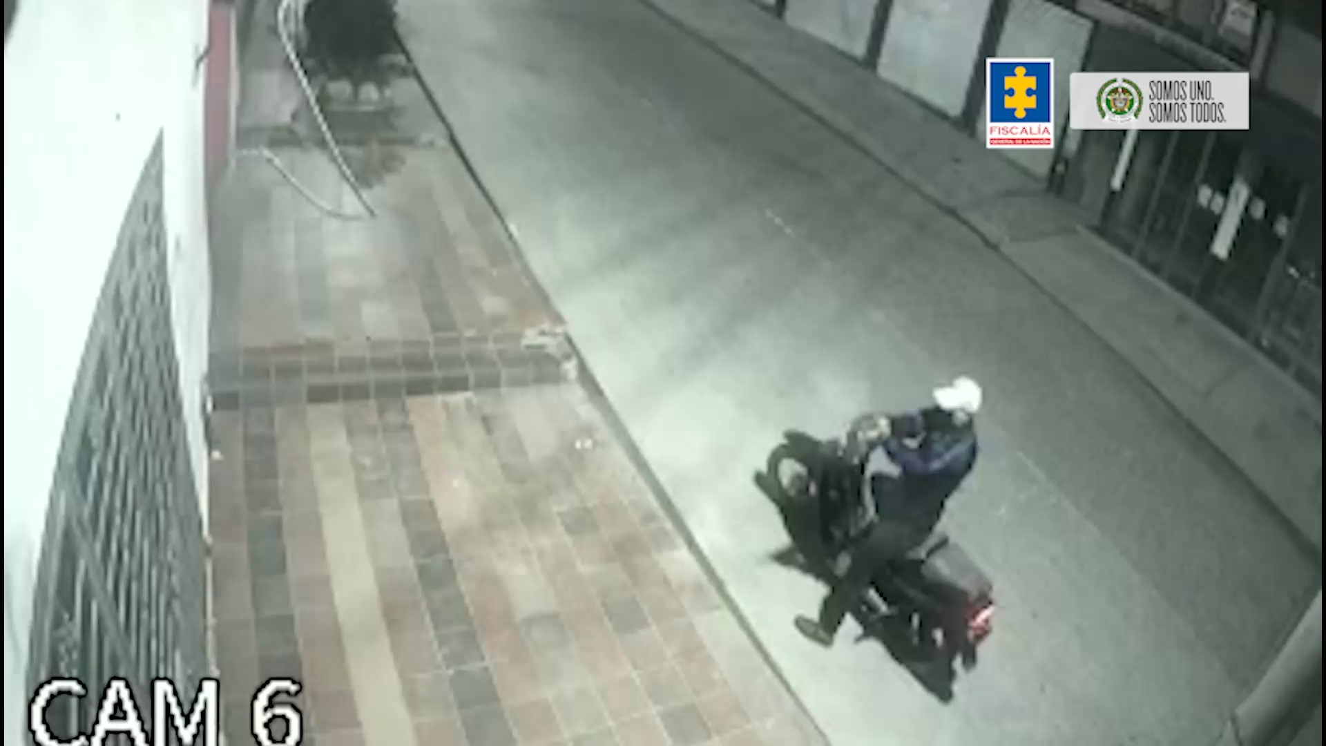 Momento en el que un supuesto extorsionista intimida a un profesor, atacando su vivienda en Ocaña (Norte de Santander)