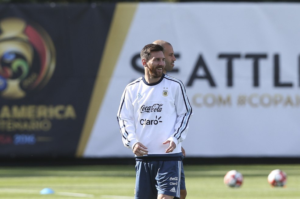 El capitán de la selección de Argentina de fútbol Lionel Messi tiene en sus manos la posibilidad de ser campeón de la Copa América, un título que tiene pendiente con la afición albiceleste . / EFE