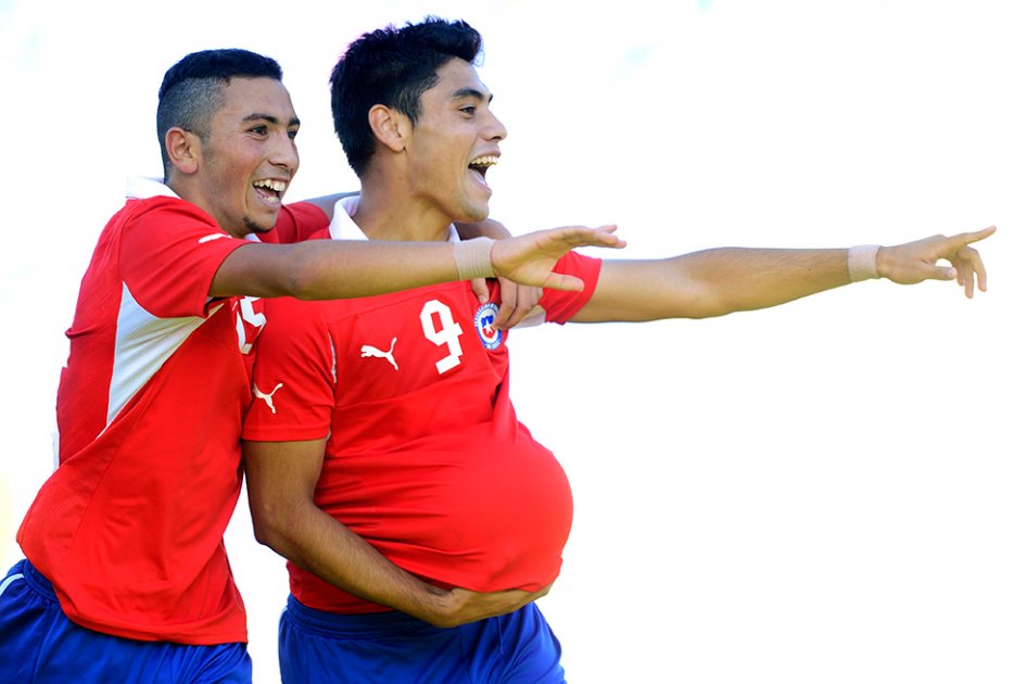 Andrés Mora y Cristian Cuevas celebran uno de los goles que Chile le marcó a Ecuador. / AFP