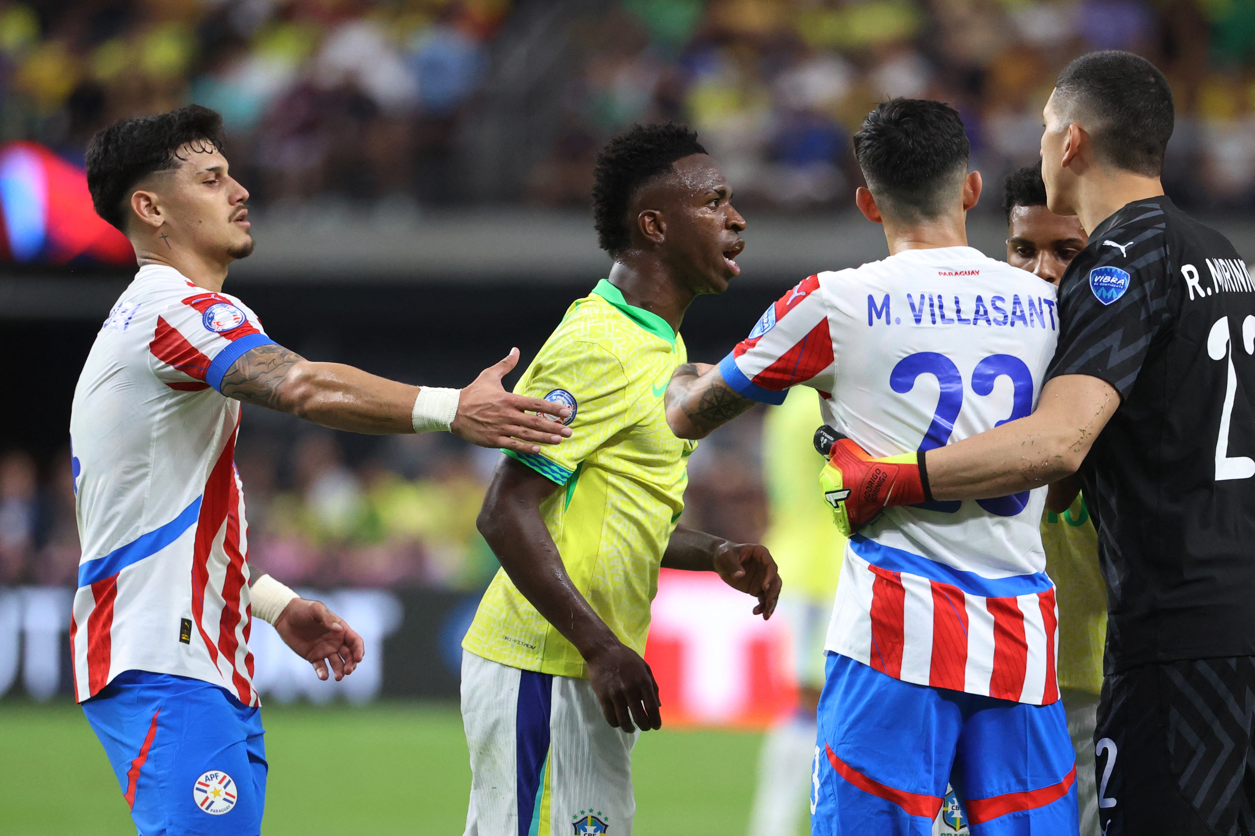 La provocación de Vinícius que desató tremenda pelea en el Brasil vs. Paraguay: video
