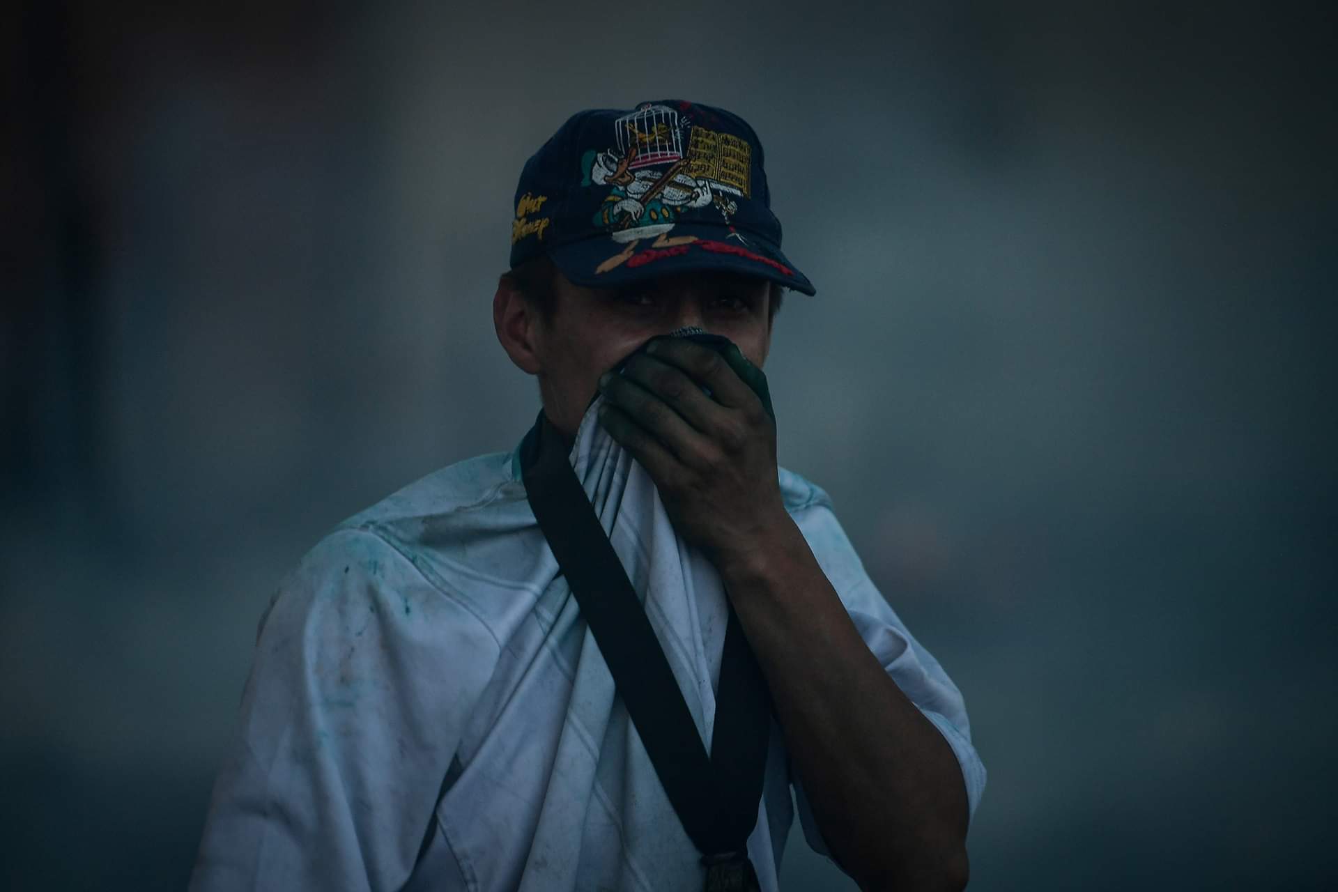 Un hombre se tapa la nariz