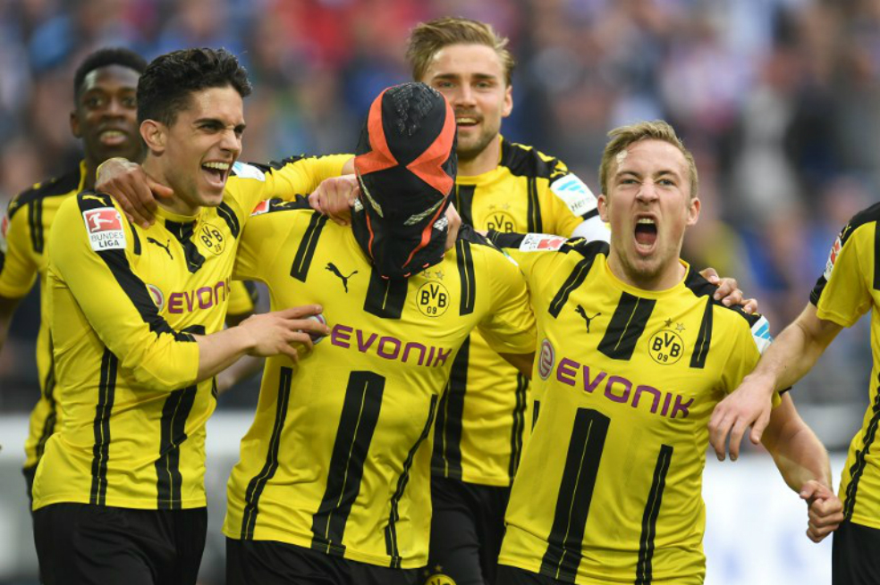 El delantero gabonés del Borussia Dortmund, Pierre-Emerick Aubameyang, celebra con una máscara de Nike su gol del sábado anterior en la Bundesliga. / AFP