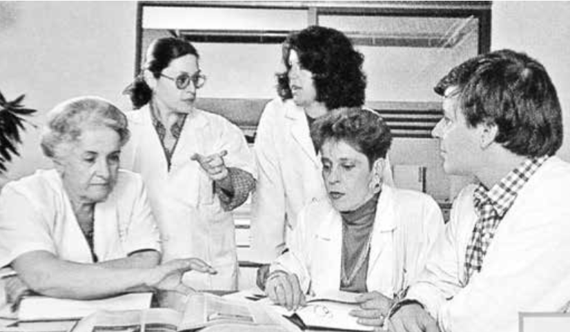 En sesión académica con algunos de los miembros de su grupo de investigación, en la Corporación para Investigaciones Biológicas.