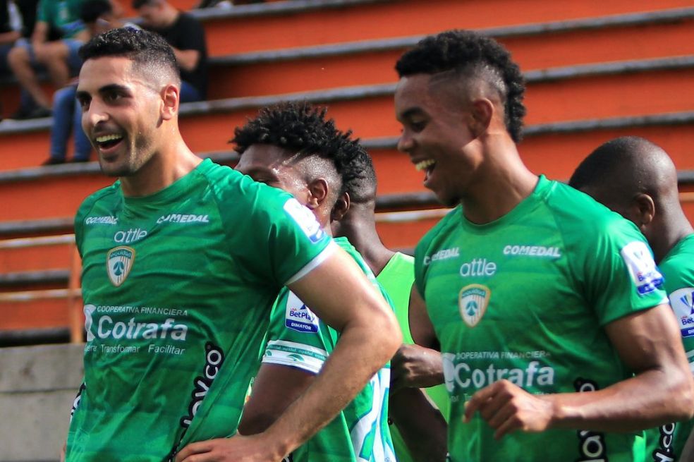Los jugadores de Equidad celebran uno de sus goles en el partido contra Envigado.