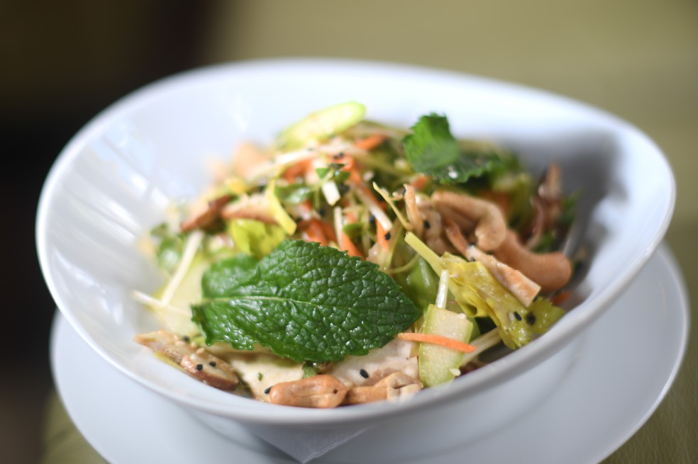 Cómo preparar ensalada de hongos con nueces y vinagreta cítrica de hierbabuena