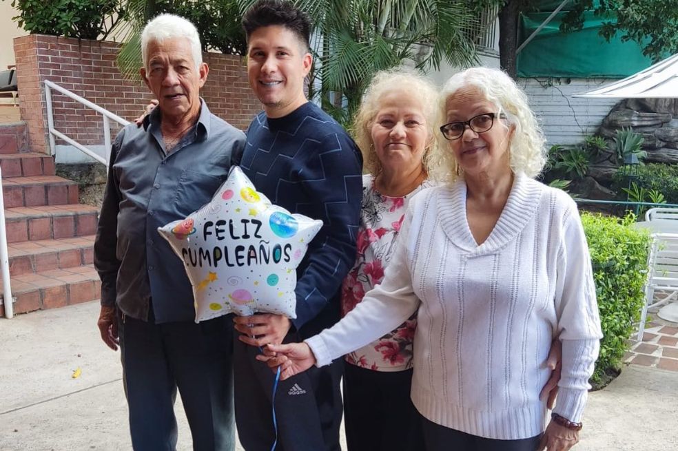 Chyno Miranda se reencontró con su familia y celebró su cumpleaños