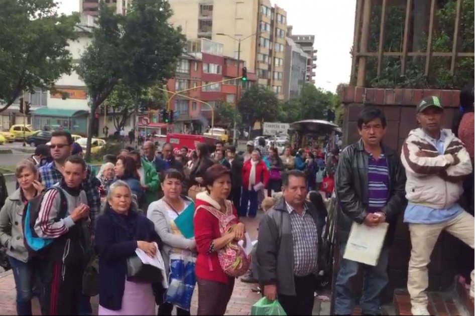 Usuarios de EPS Capital Salud se quejan por filas para reclamar medicamentos en Bogotá