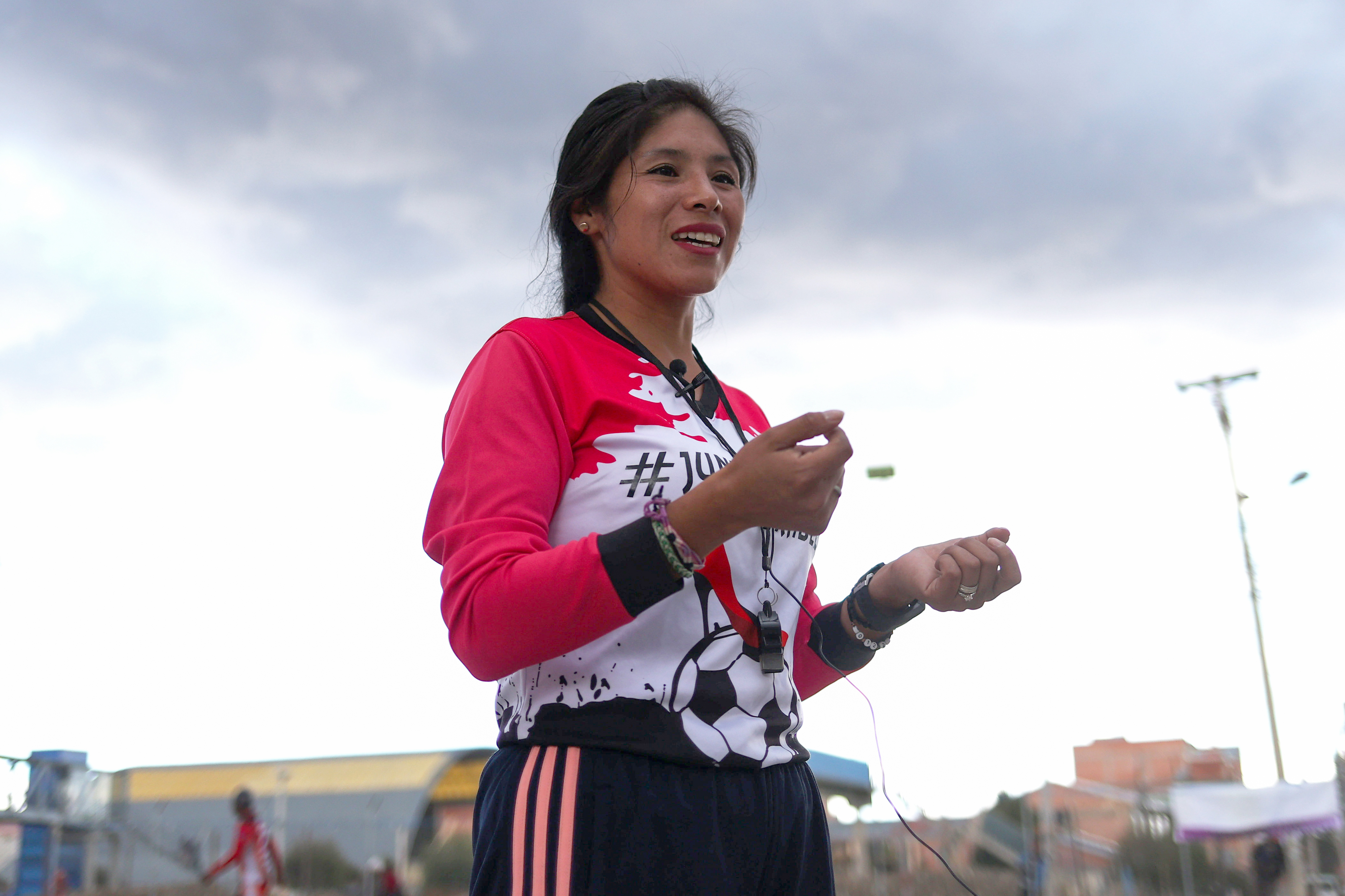 AME045. EL ALTO (BOLIVIA), 19/03/2024.- La entrenadora Caterin Choque Quisbert habla en una entrevista con EFE luego de un entrenamiento en una escuela de fútbol creada por mujeres y para mujeres, el 14 de marzo de 2024, en El Alto (Bolivia). La primera escuela de fútbol creada por mujeres y para mujeres de todas las edades en El Alto se ha abierto espacio poco a poco en los 4.150 metros de altitud de esa ciudad boliviana tumbando el mito de que ese deporte es sólo para hombres, que aún persiste en algunos segmentos de la sociedad. EFE/ Luis Gandarillas