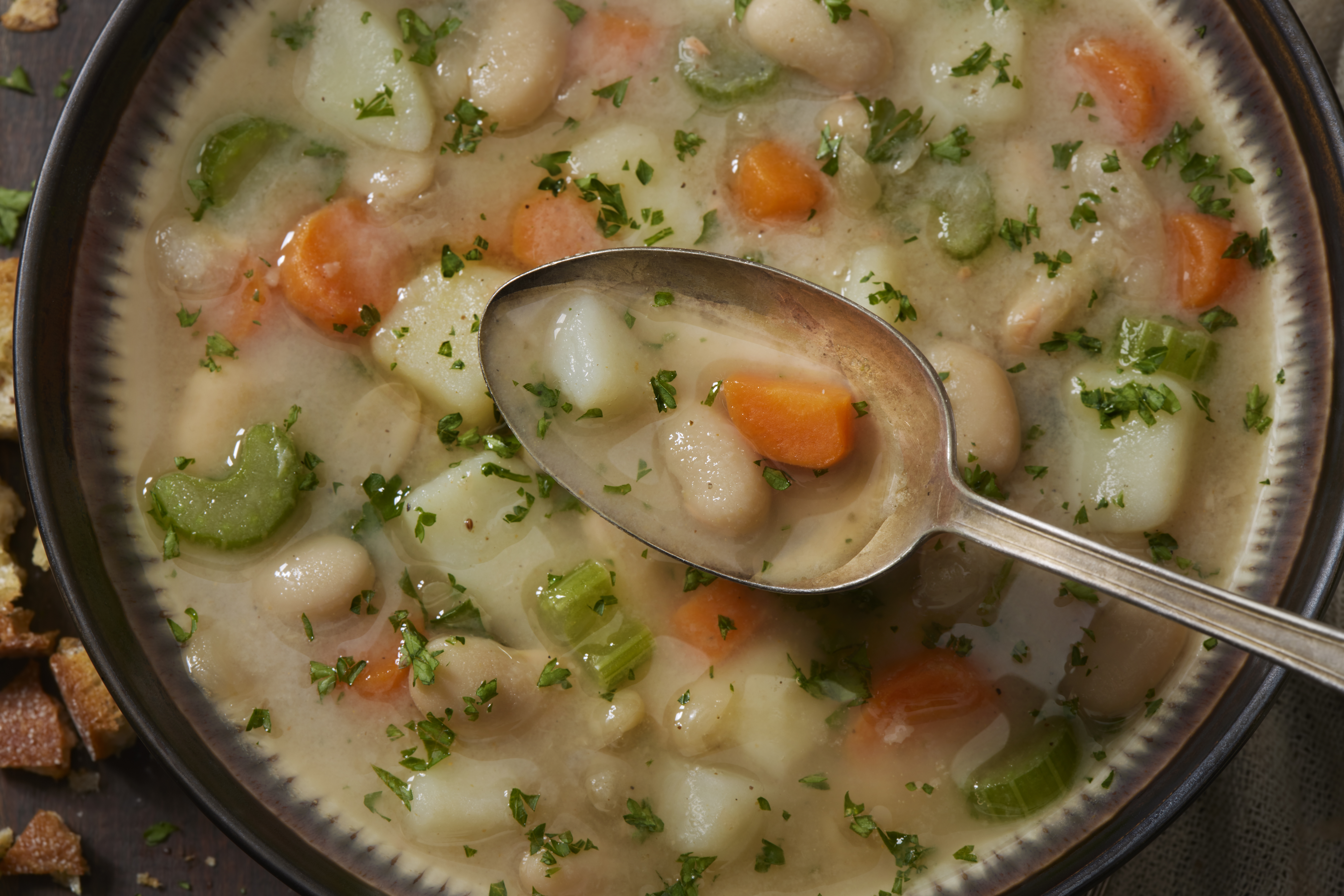 Sopa de fríjol blanco con espinazo, pollo y plátano maduro