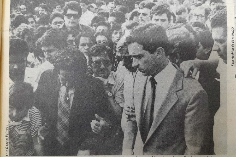 La prensa de la época dijo que unas 10.000 personas asistieron al funeral de Uribe Sierra, padre del expresidente Álvaro Uribe.