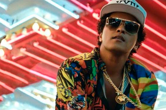 Bruno Mars en "24K Magic".