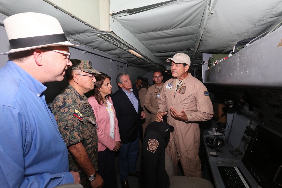 El ministro de Defensa, Oswaldo Jarrín, y a la ministra del Interior, María Paula Romo, mientras escuchan a un miembro de las fuerzas armadas en la base aérea Simón Bolívar de la Fuerza Aérea Ecuatoriana, en Guayaquil. Foto de referencia. / EFE
