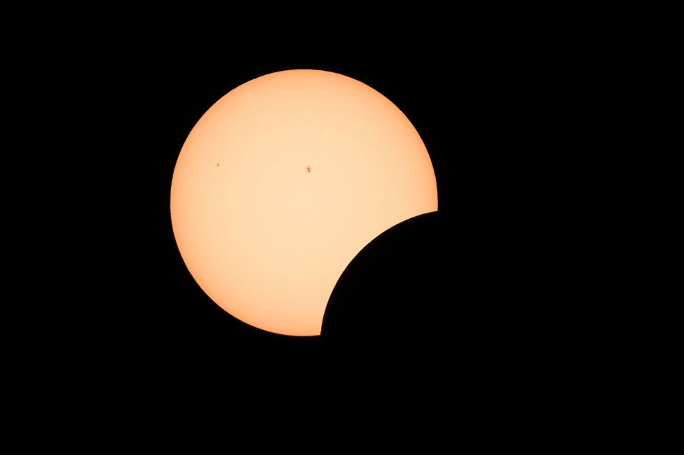 Un eclipse solar se genera cuando la Luna pasa entre el Sol y la Tierra y cubre completamente la cara del Sol con su sombra o umbra (que es la parte más oscura).