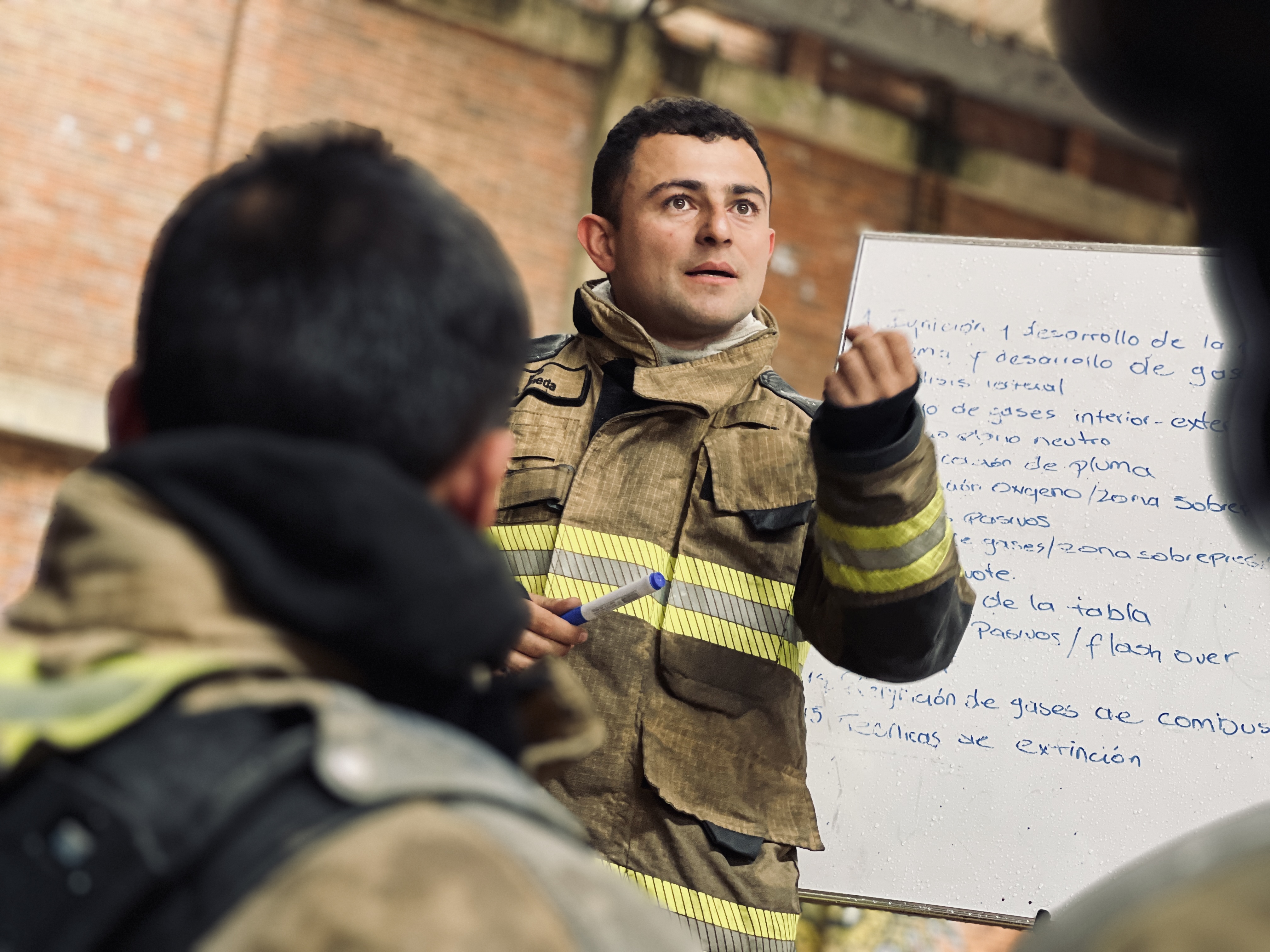 Así se formaron los nuevos bomberos, que se suman al cuerpo de socorristas de Bogotá, para reforzar la atención de emergencias.