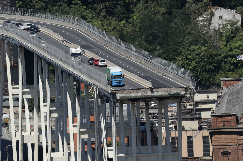 Van 39 muertos por derrumbe de puente en Génova