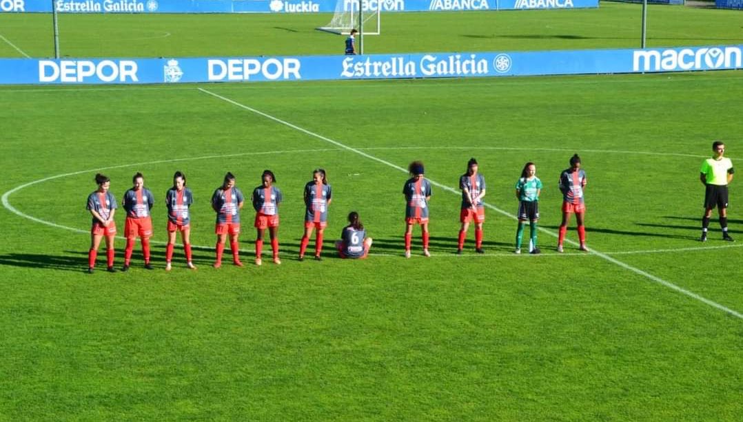 Paula Dapena, sentada de espaldas en uno de los múltiples homenajes que se le rindieron a Maradona tras su muerte.