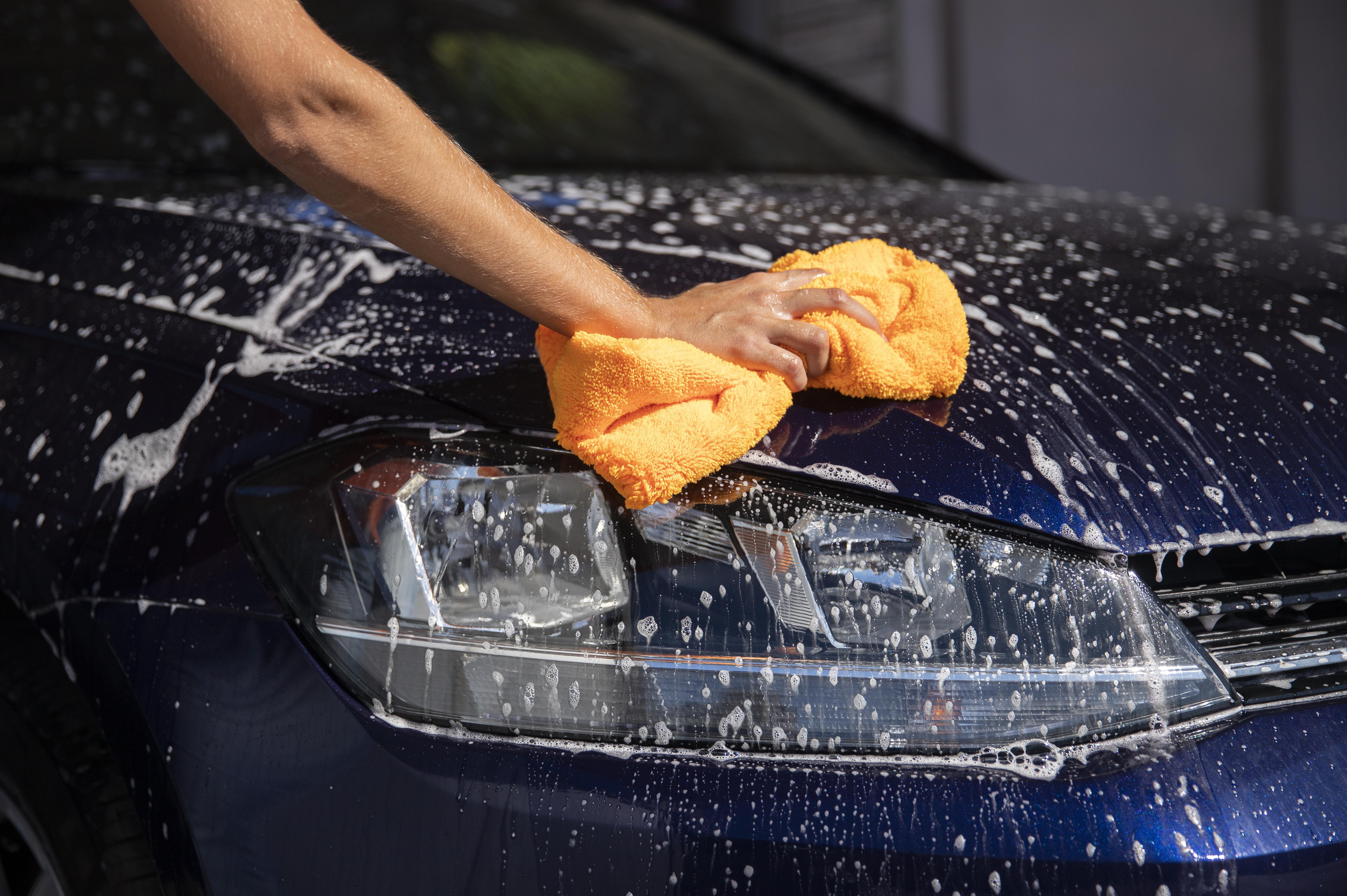 Cómo proteger la pintura del carro del sol, la lluvia y la contaminación