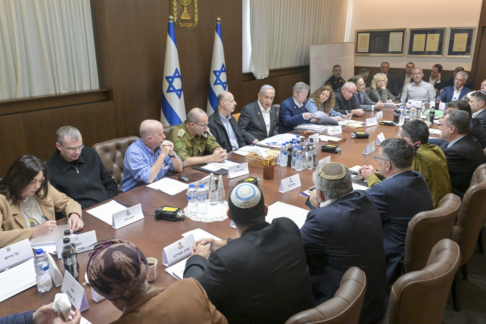 JERUSALÉN, 17/01/2025.-La Oficina del primer ministro israelí, Benjamín Netanyahu (c), confirmó este viernes que el intercambio de rehenes israelíes por presos palestinos comenzará "según el plan previsto" el domingo, una vez el gabinete de seguridad y el Gobierno, que ya están reunidos, aprueben este viernes la implementación del alto el fuego. En estos momentos continúa la reunión en la oficina de Netanyahu en Jerusalén, quien poco antes encabezó una evaluación de seguridad sobre la implementación del acuerdo junto al equipo negociador que regresó de Doha, donde ha tenido lugar la última ronda de negociaciones.EFE/ Koby Gideon/Oficina Primer Ministro de Israel***SOLO USO EDITORIAL/SOLO DISPONIBLE PARA ILUSTRAR LA NOTICIA QUE ACOMPAÑA (CRÉDITO OBLIGATORIO)***