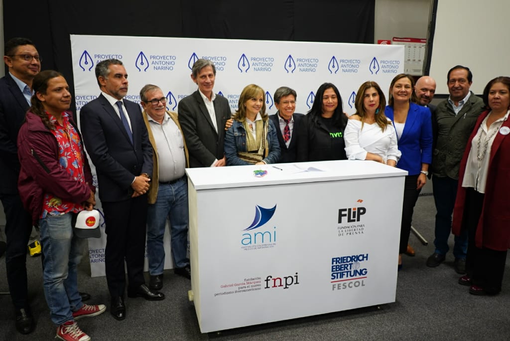Los miembros de los partidos firmantes del pacto por la libertad de prensa, hoy en la Filbo 2019.  / Diego Cuevas