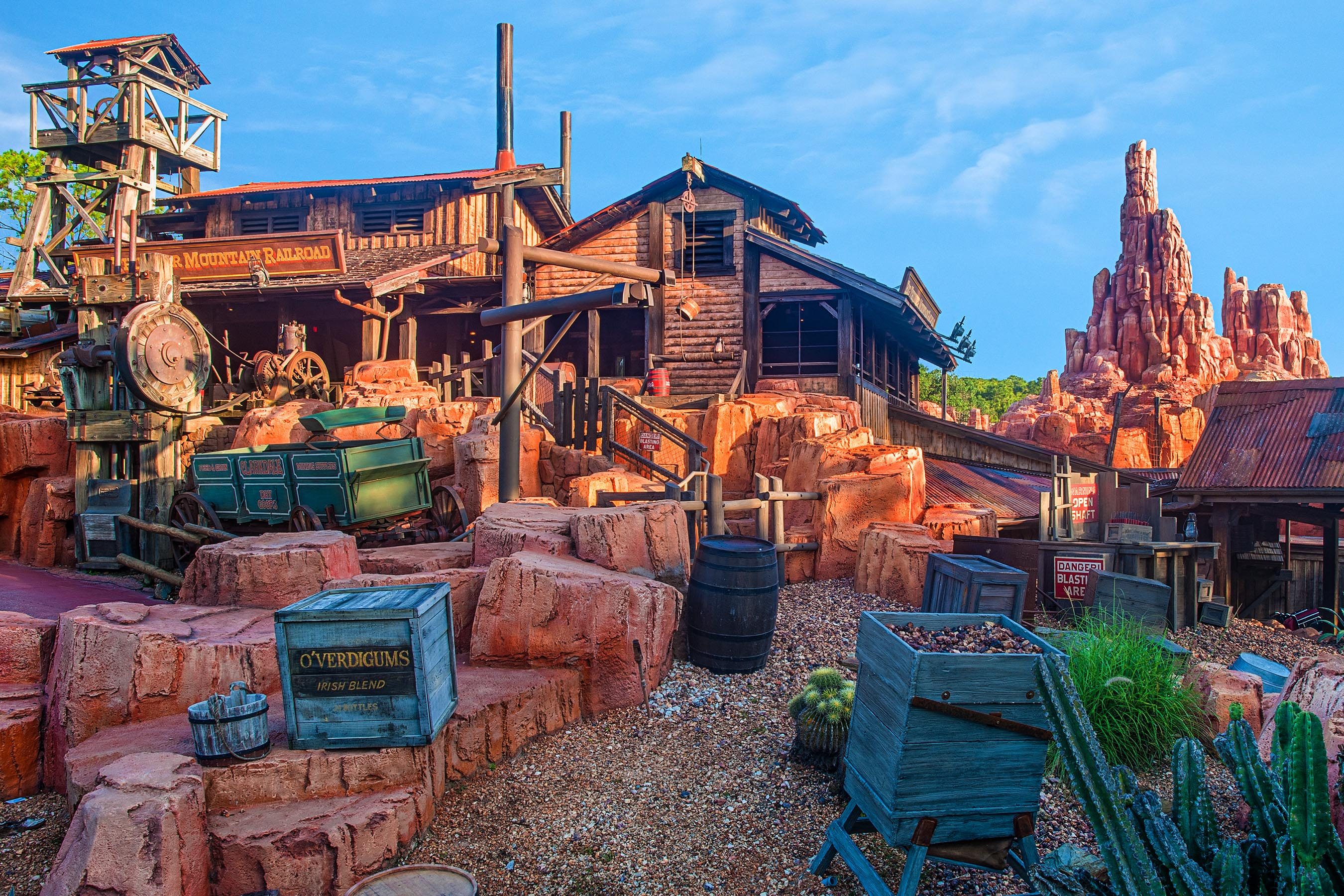 Big Thunder Mountain Railroad es una atracción tipo montaña rusa para niños y adultos.