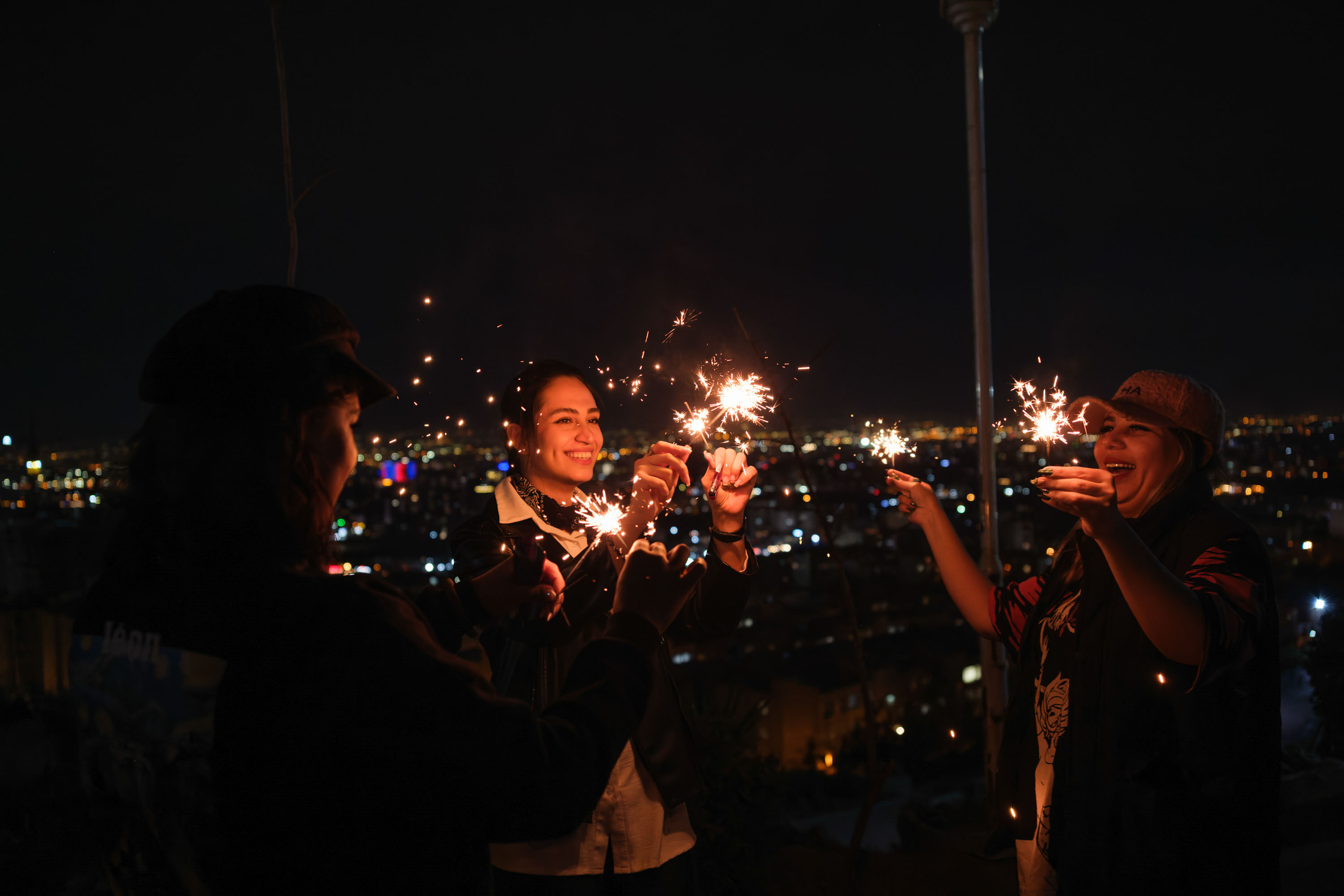 Jóvenes iraníes se purifican bailando en las calles en la única noche que pueden hacerlo