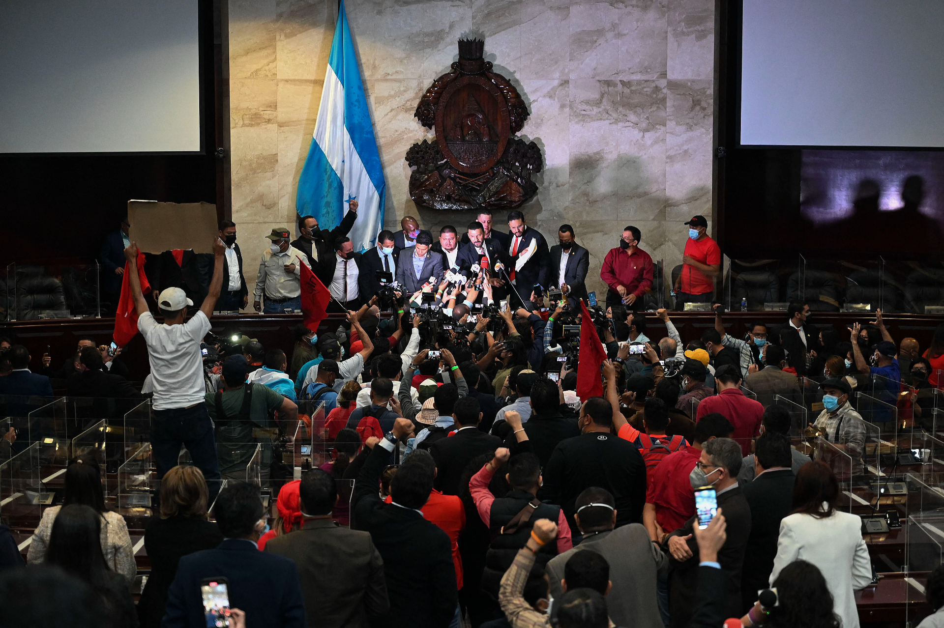 Mediante un comunicado este partido político aseguró que la presidenta Ximena Castro “no aceptará que la juramente un presidente del Congreso surgido de la traición y que, de acuerdo con la Constitución de Honduras, presentará una querella ante un Juez de la República y ante el pueblo hondureño, el jueves 27 de enero”