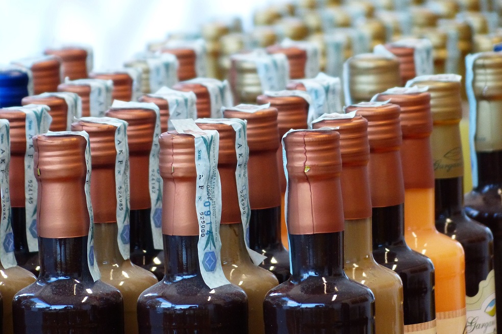 Incautan en Bogotá 192 botellas de licor adulterado previo al inicio de la Copa América