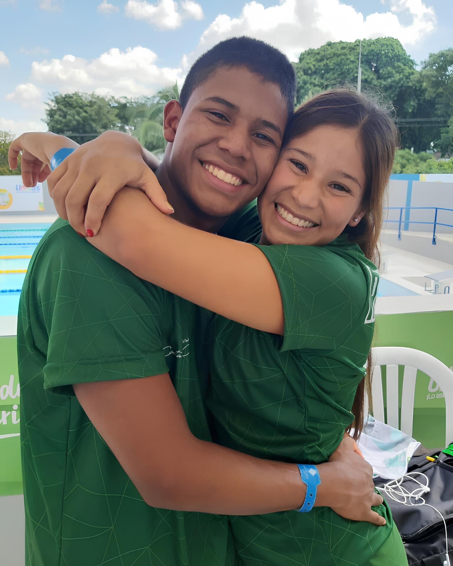 Los hermanos clavadistas Luis Felipe Uribe y Viviana Uribe.
