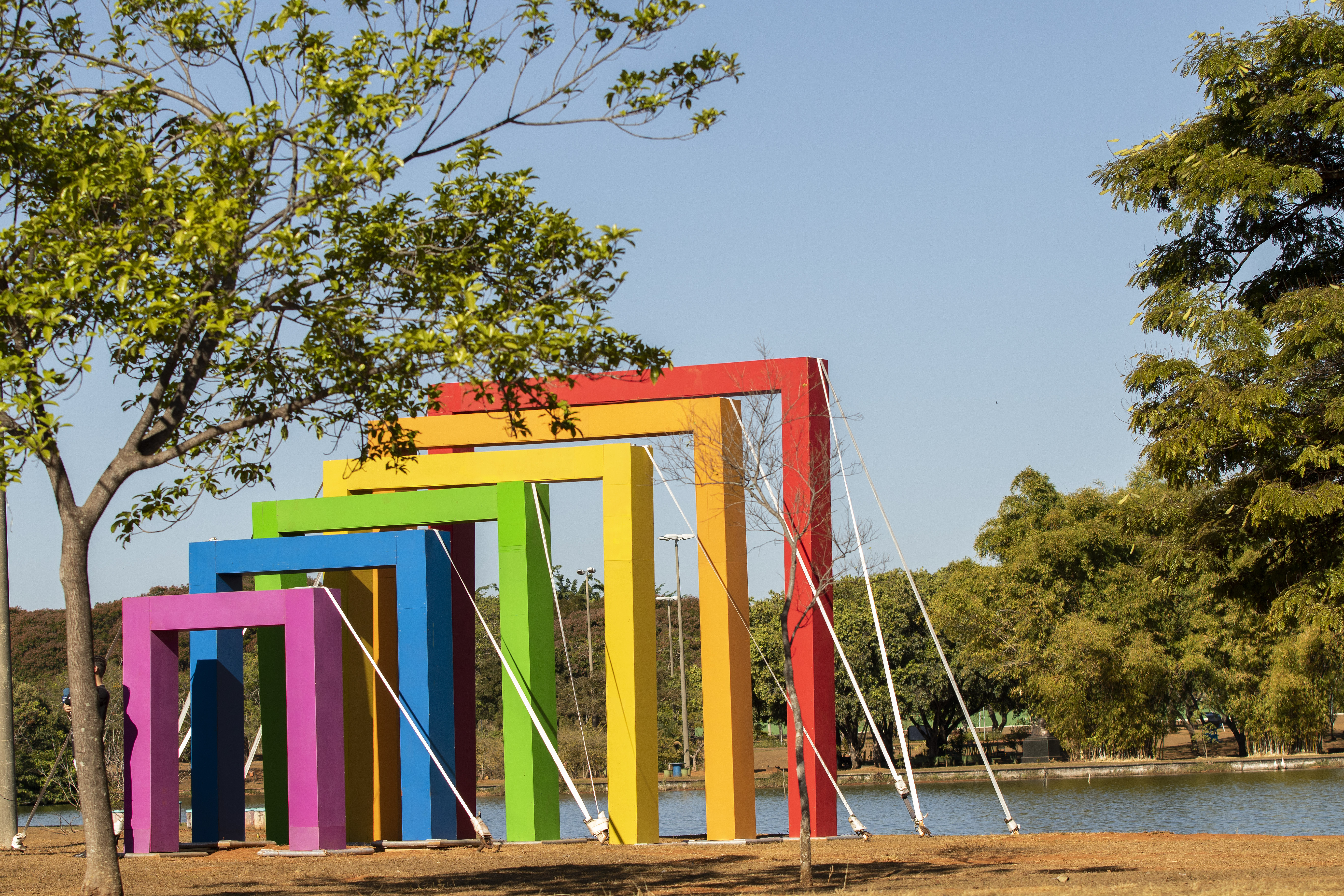 BRA100. BRASÍLIA (BRASIL), 28/06/2022.- Fotografía de un monumento en City Park con los colores del arcoíris en honor a la celebración del Día Internacional del Orgullo LGBTIQ+ hoy, en Brasilia (Brasil). Algunos edificios y monumentos de Brasilia (Brasil) fueron decorados con los colores del arcoíris en honor a la celebración del Día Internacional del Orgullo LGBTIQ+, que se celebra este martes. EFE/ Joédson Alves