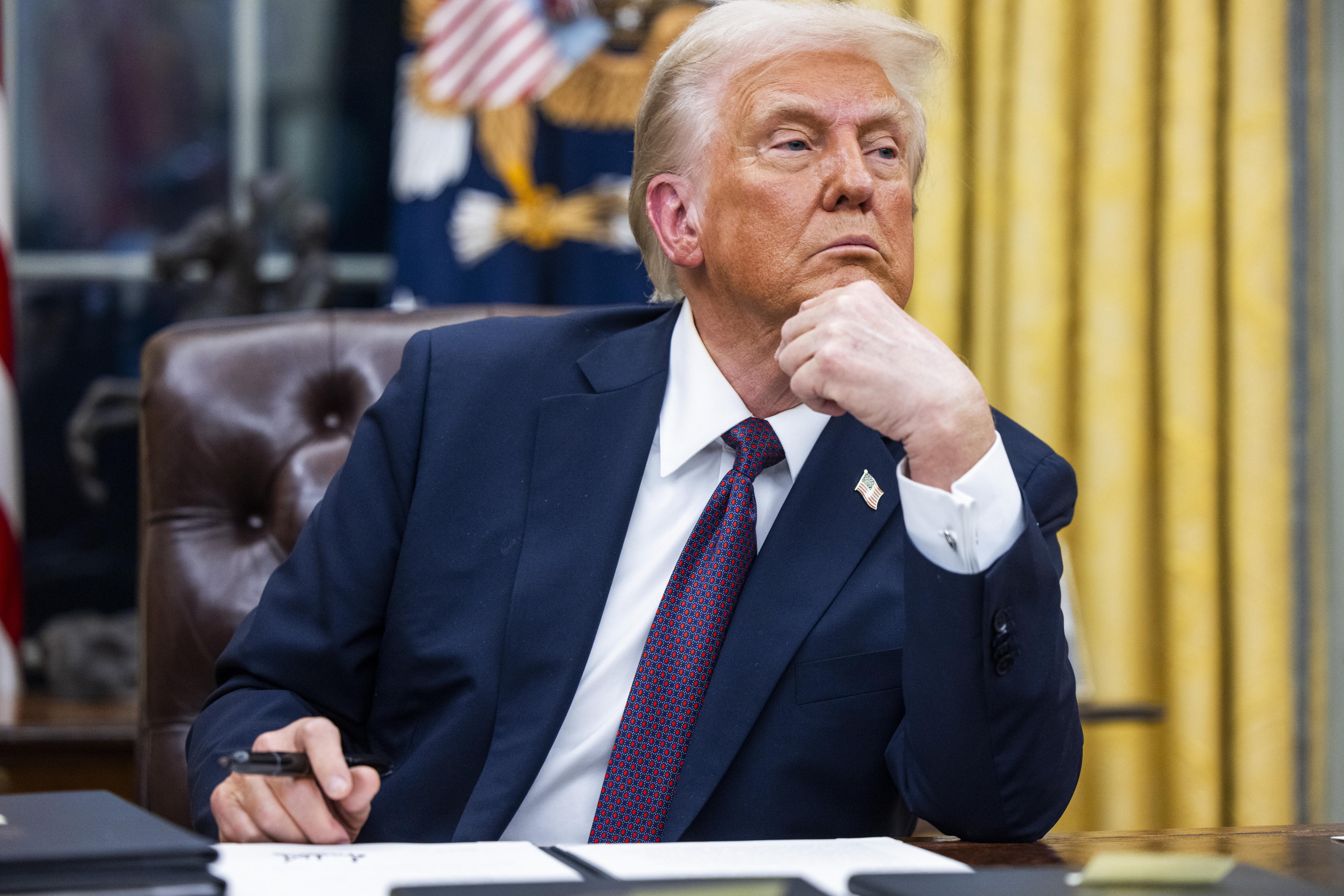 Washington (United States), 20/01/2025.- US President Donald Trump signs numerous executive orders, including pardons for defendants from the January 6th riots and a delay on the TikTok ban, on the first day of his presidency in the Oval Office of the White House in Washington, DC, USA, 20 January 2025. Trump, who defeated Kamala Harris to become the 47th president of the United States, was sworn in earlier in the day, though the planned outdoor ceremonies and events were cancelled due to extremely cold temperatures. (Disturbios, Estados Unidos) EFE/EPA/JIM LO SCALZO / POOL