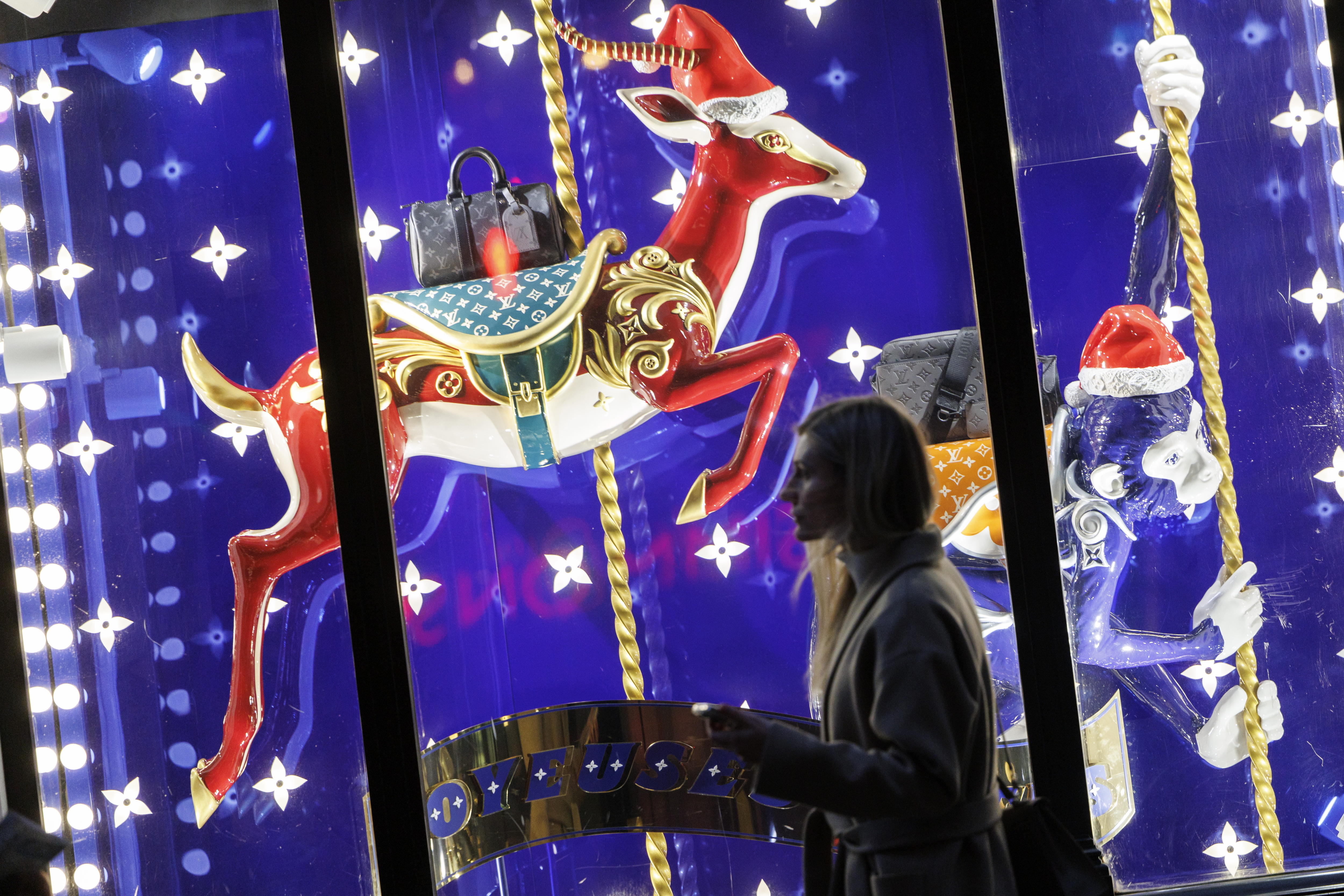 London (United Kingdom), 09/12/2024.- A person walks past a Christmas-themed shop window in the financial district of the City of London in London, Britain, 09 December 2024.  (Reino Unido, Londres) EFE/EPA/TOLGA AKMEN
